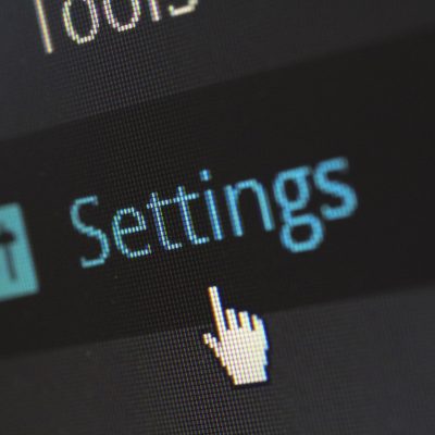 开元编辑部内容编辑在夜间灯下对着屏幕逐句修订说明文字，手边放着写满批注的便签纸