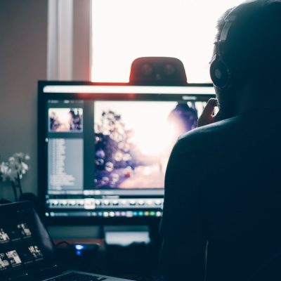 开元编辑部纠错处理人员在电脑前回复读者反馈邮件，屏幕上排列着待处理的问题清单